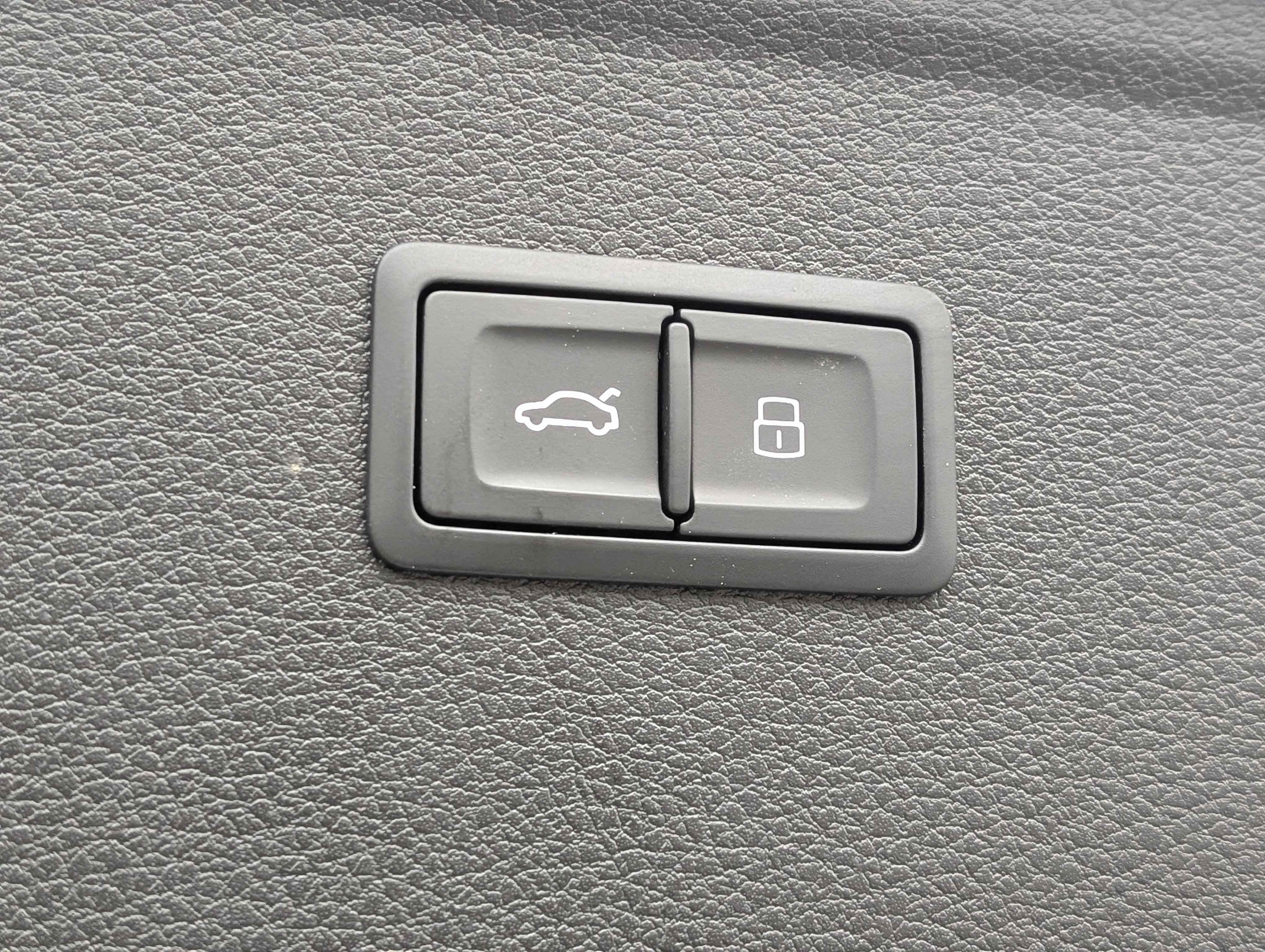 Used 2025 Audi Q5 Premium w/ Convenience Plus Package image 19