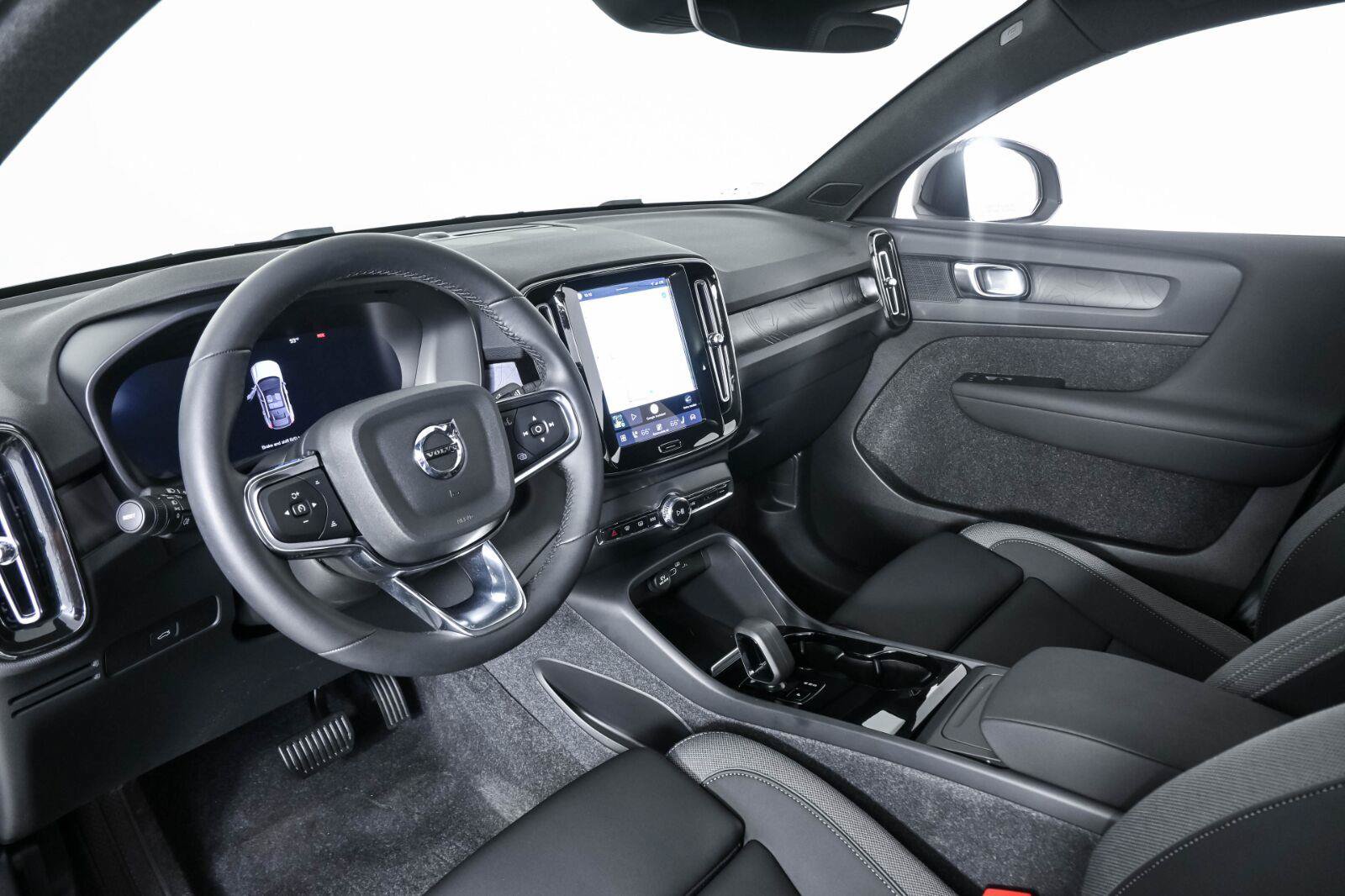 Certified 2024 Volvo C40 Recharge Core w/ Climate Package AWD/4WD image 4