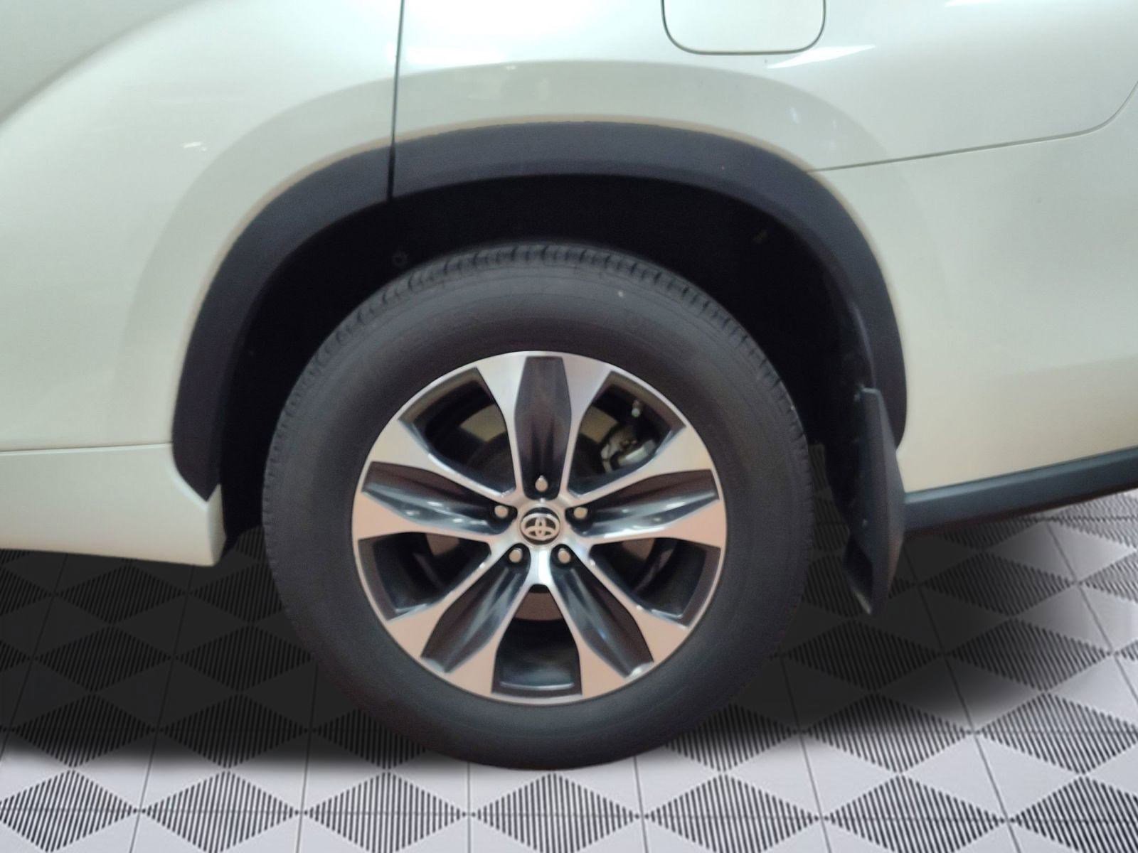 Used 2020 Toyota Highlander XLE image 18