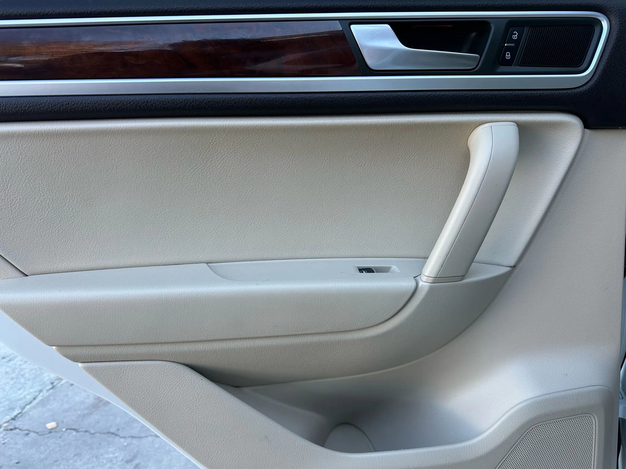 Used 2013 Volkswagen Touareg Sport image 11