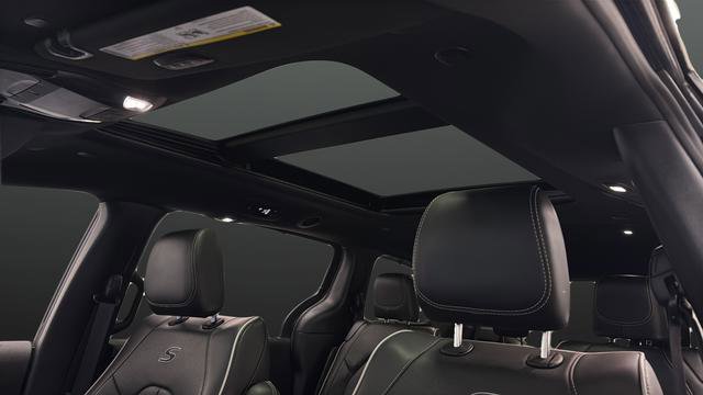 Used 2025 Chrysler Pacifica Limited image 16