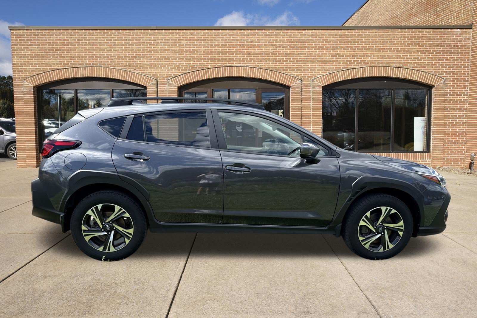 Used 2024 Subaru Crosstrek 2.0i Premium AWD/4WD image 2