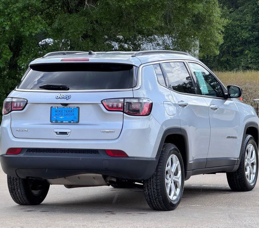 Used 2024 Jeep Compass Latitude image 12