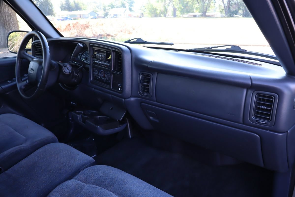 Used 1999 Chevrolet Silverado 2500 LS w/ Firm Ride Suspension Pkg AWD/4WD image 16
