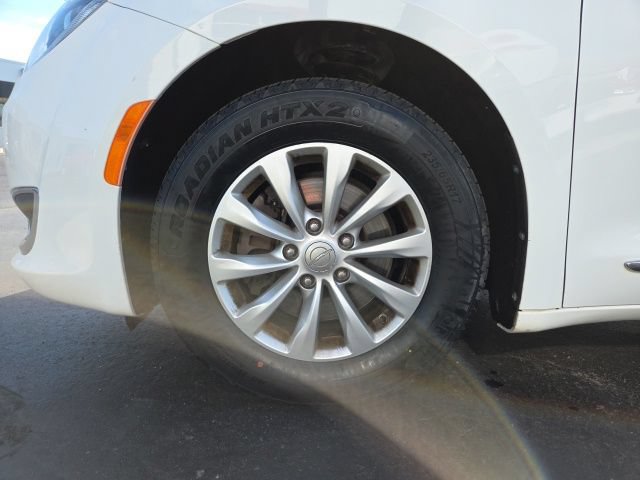 Used 2017 Chrysler Pacifica Touring-L FWD image 27