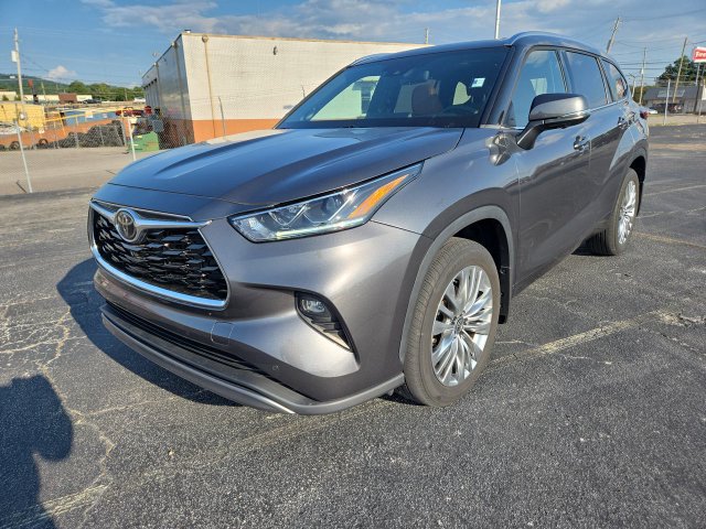 Used 2023 Toyota Highlander Platinum FWD image 4