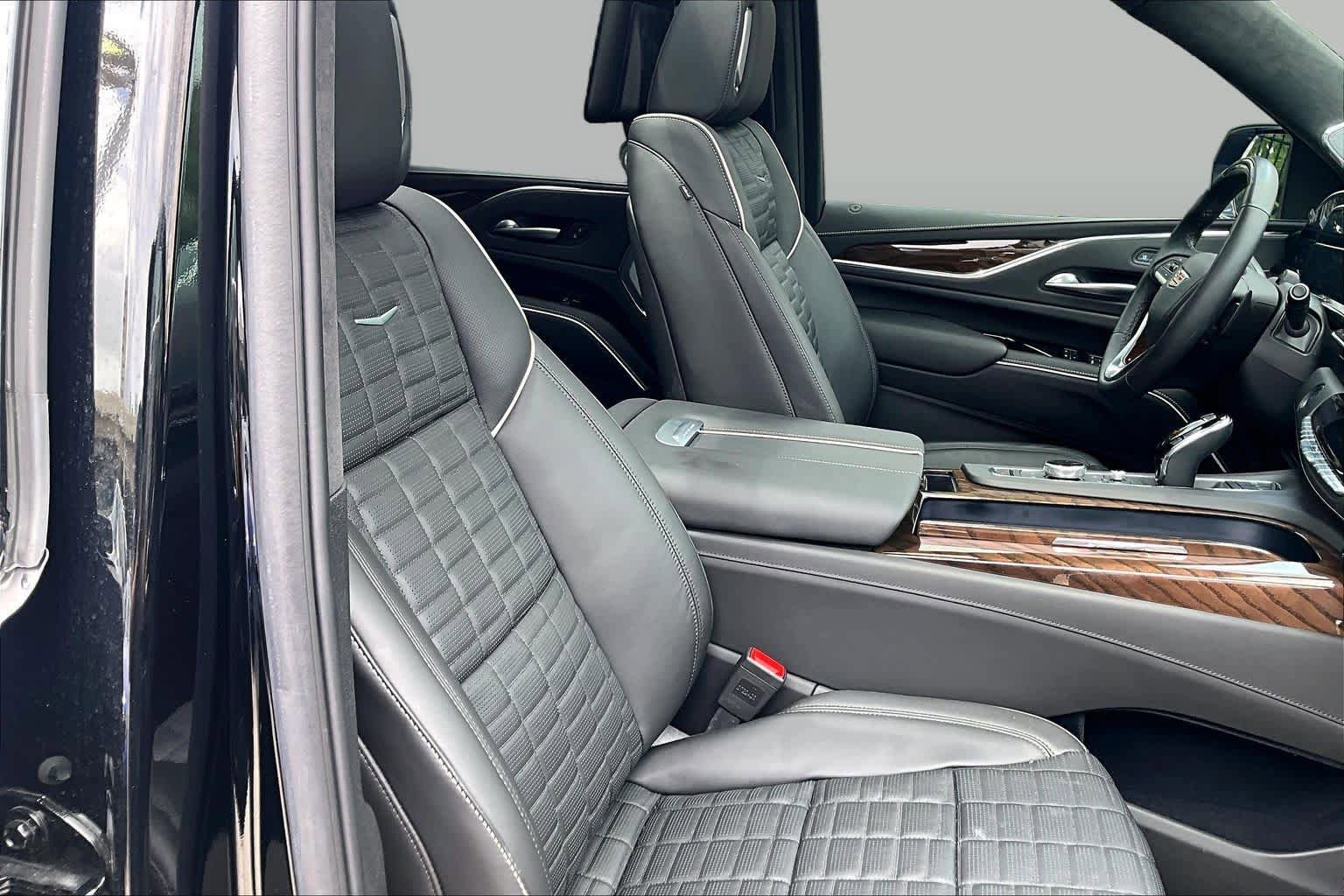 Used 2024 Cadillac Escalade Sport Platinum w/ Heavy-Duty Trailer Package AWD/4WD image 8