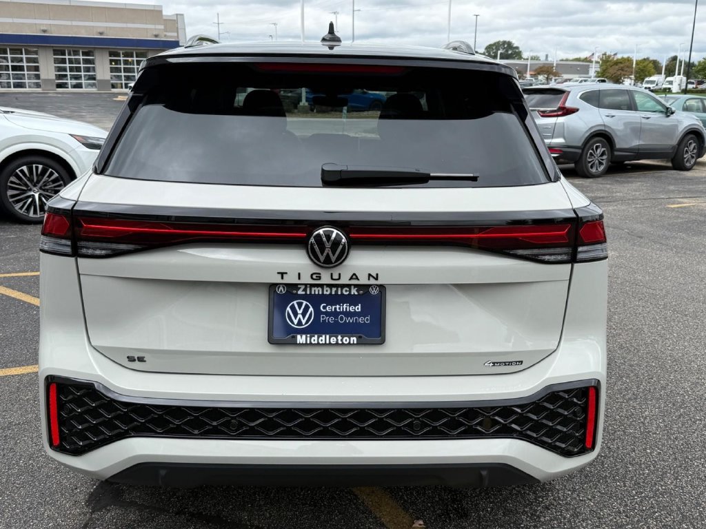 Used 2025 Volkswagen Tiguan SE R-Line AWD/4WD image 4