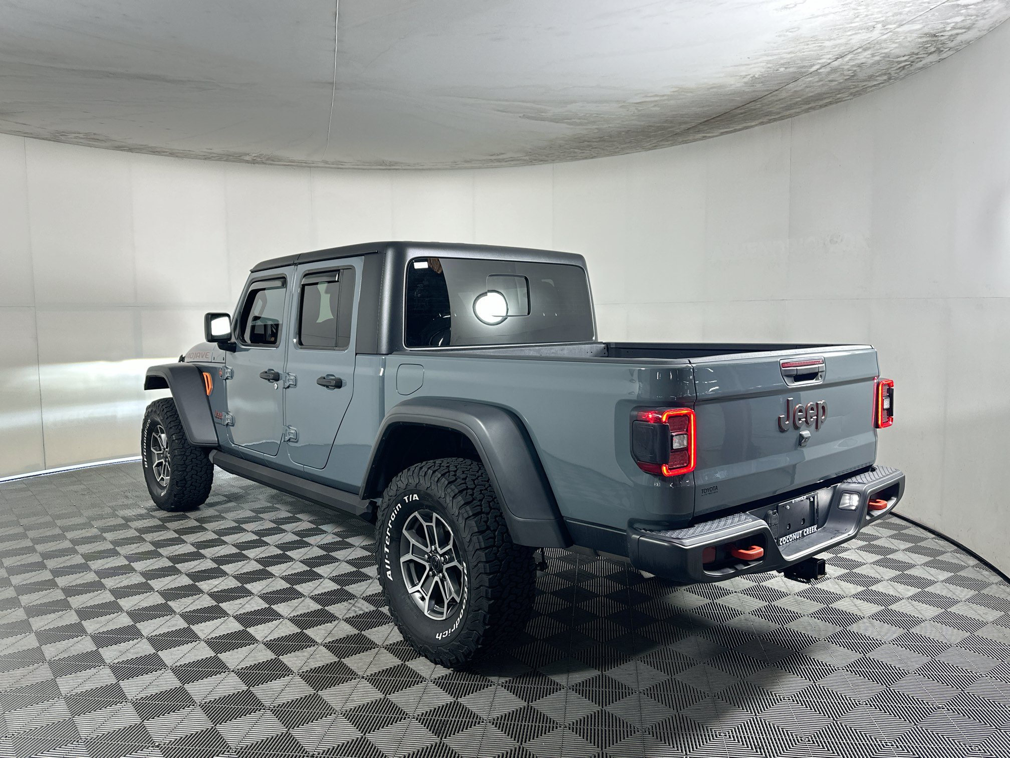 Used 2024 Jeep Gladiator Mojave w/ Convenience Group AWD/4WD image 5