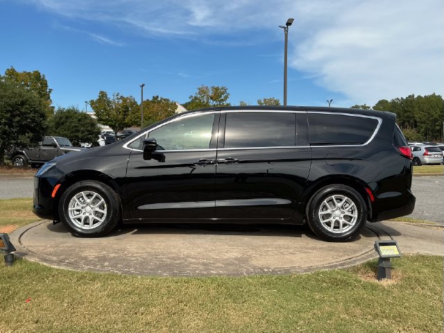 New 2027 Chrysler Pacifica Select FWD image 4