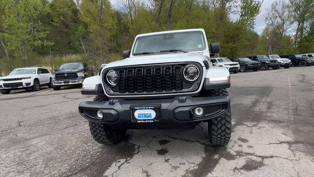 Used 2025 Jeep Gladiator Sport AWD/4WD image 3