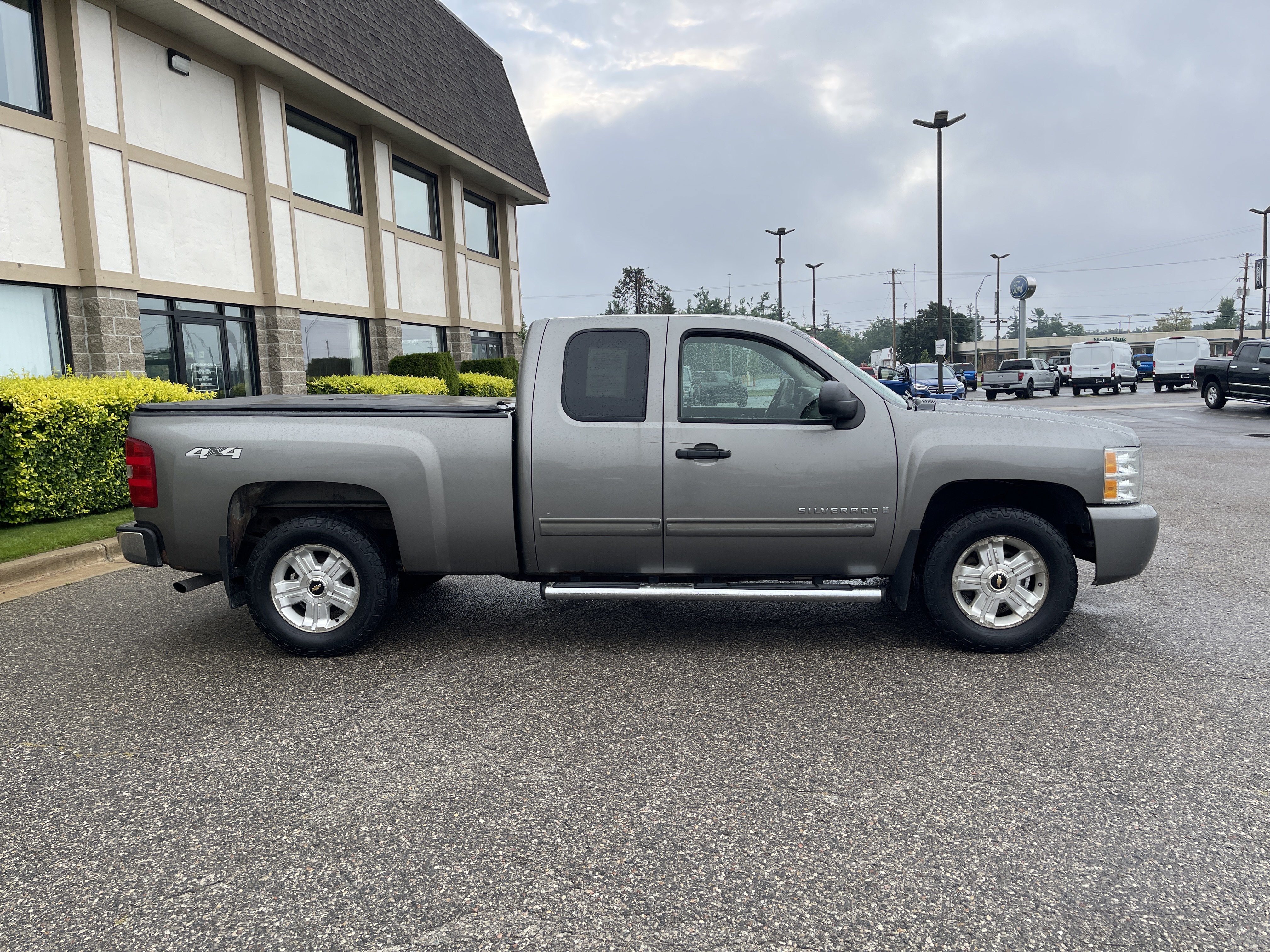 Used 2009 Chevrolet Silverado 1500 LT AWD/4WD image 3