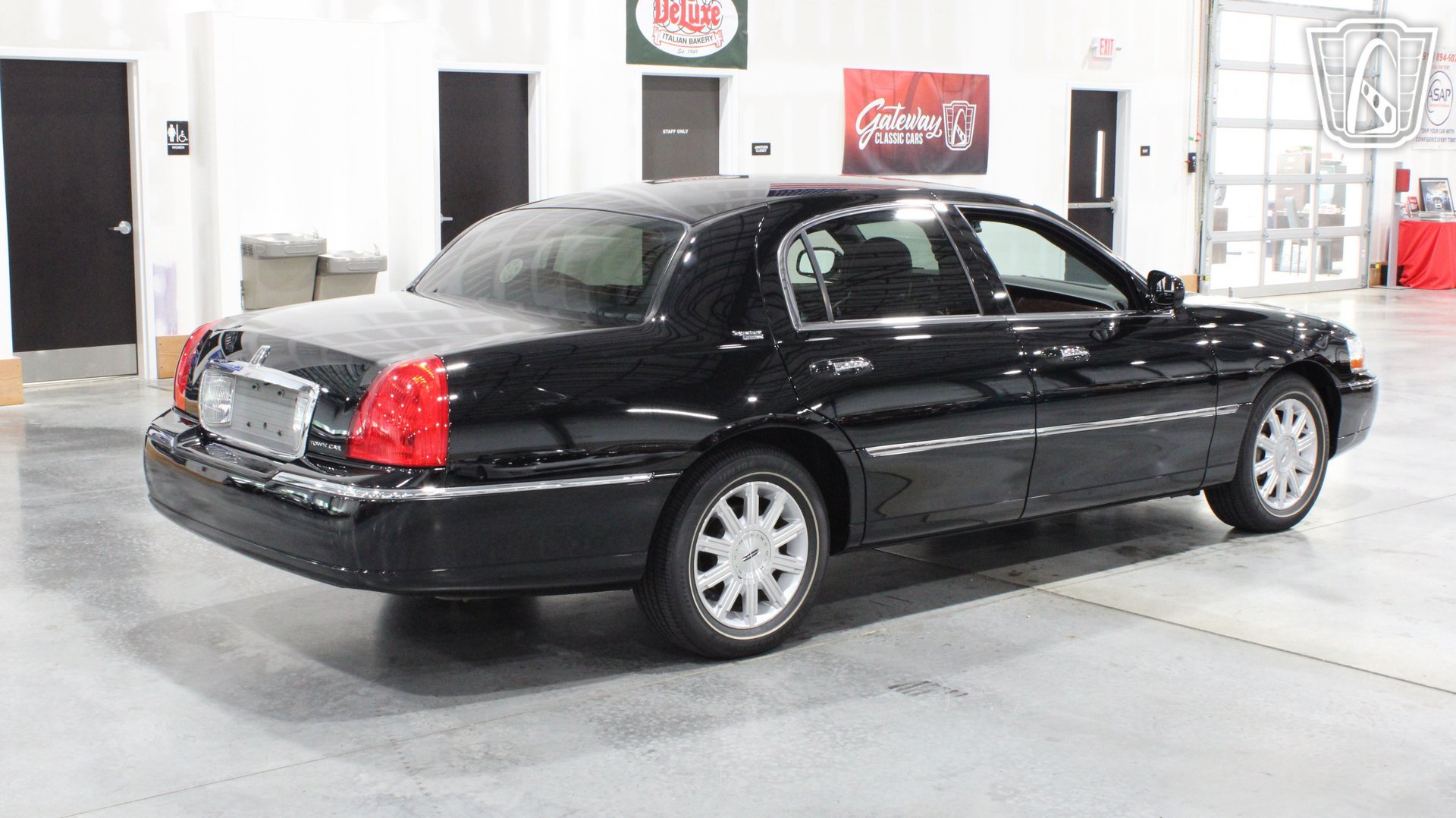 Used 2006 Lincoln Town Car Signature Limited RWD image 16