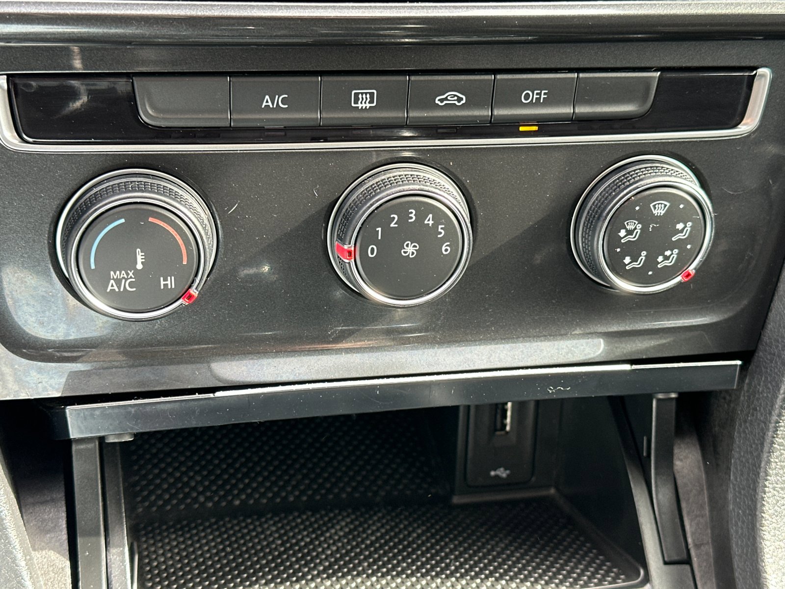 Used 2019 Volkswagen Golf 4-Door image 18