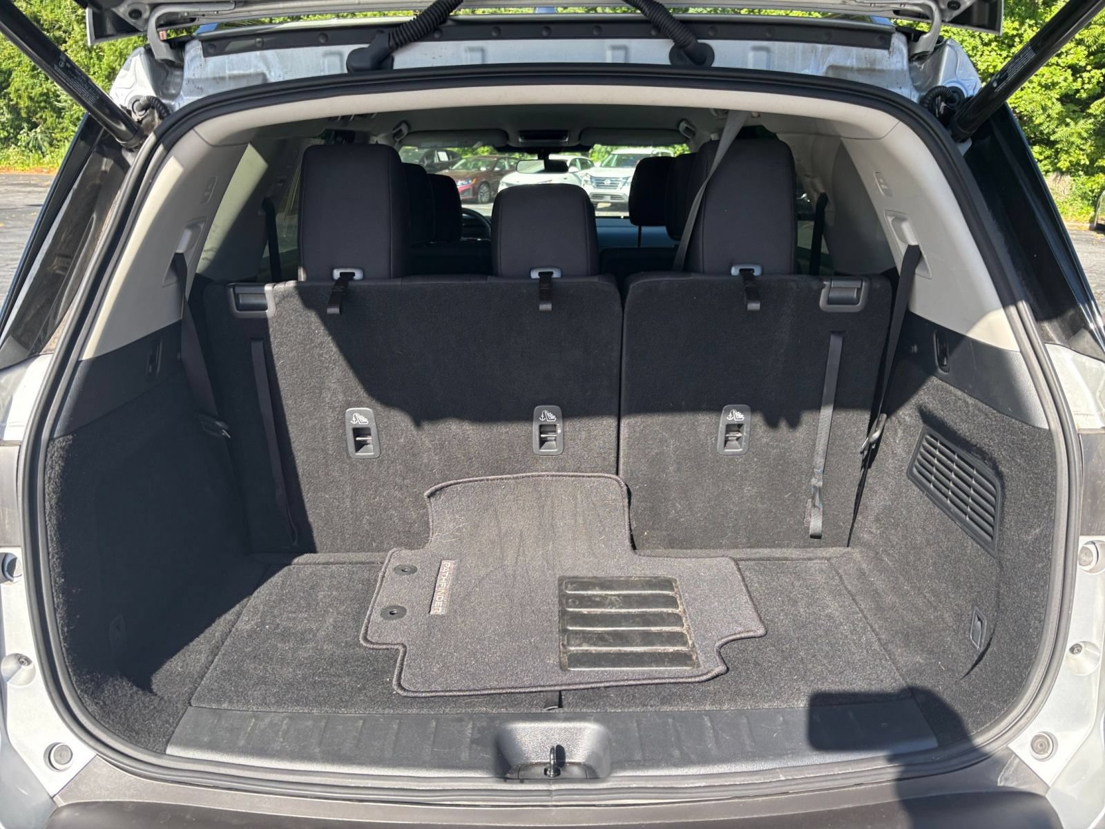 Used 2025 Nissan Pathfinder SV FWD image 27