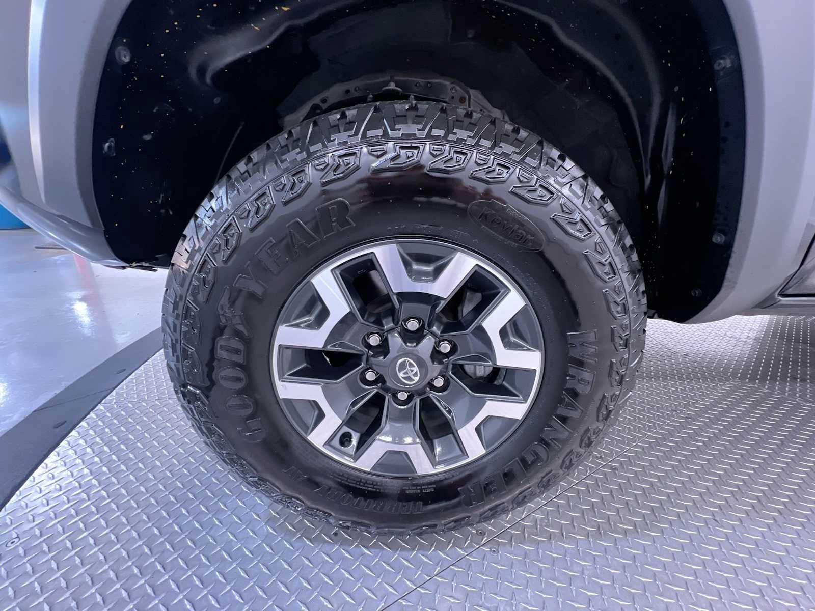 Used 2023 Toyota Tacoma TRD Off-Road w/ Advanced Technology Package AWD/4WD image 10