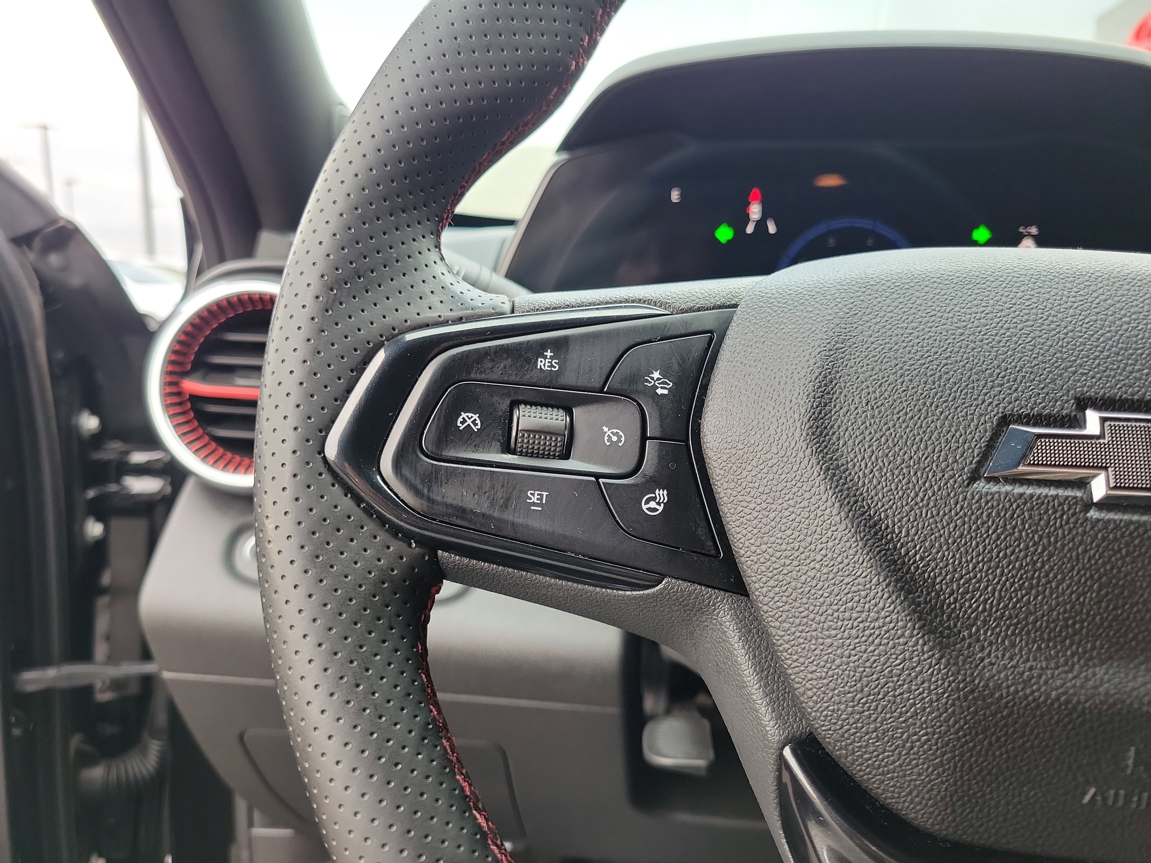 Used 2025 Chevrolet Trax RS FWD image 23