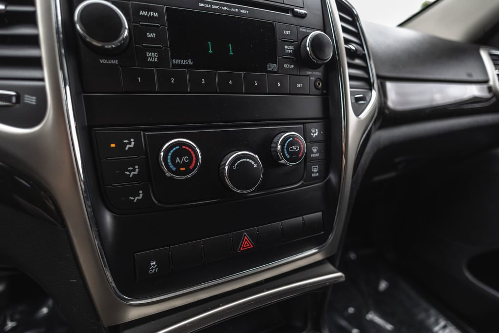 Used 2012 Jeep Grand Cherokee Laredo w/ Laredo E Group AWD/4WD image 15