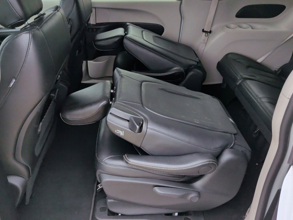 Used 2024 Chrysler Pacifica Limited FWD image 38