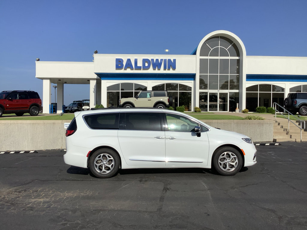 Used 2023 Chrysler Pacifica Limited FWD image 8