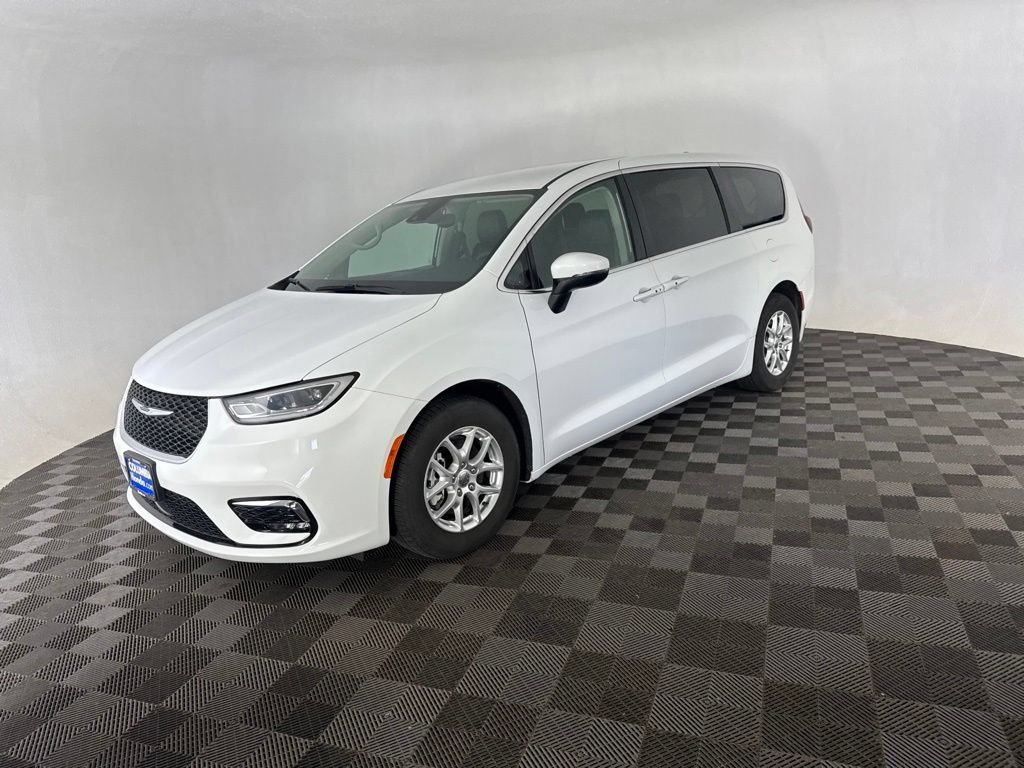 Used 2023 Chrysler Pacifica Touring-L FWD image 3
