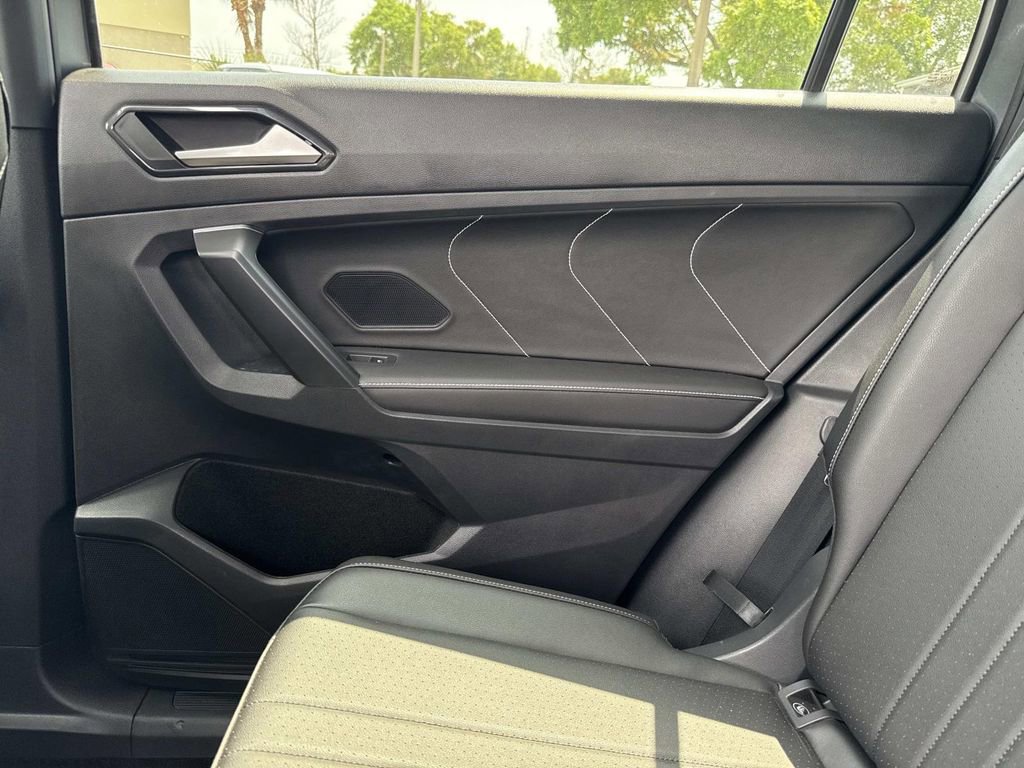 Used 2023 Volkswagen Tiguan SE R-Line image 15