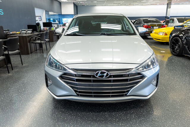 Used 2019 Hyundai Elantra SE w/ Winter Weather Package image 3
