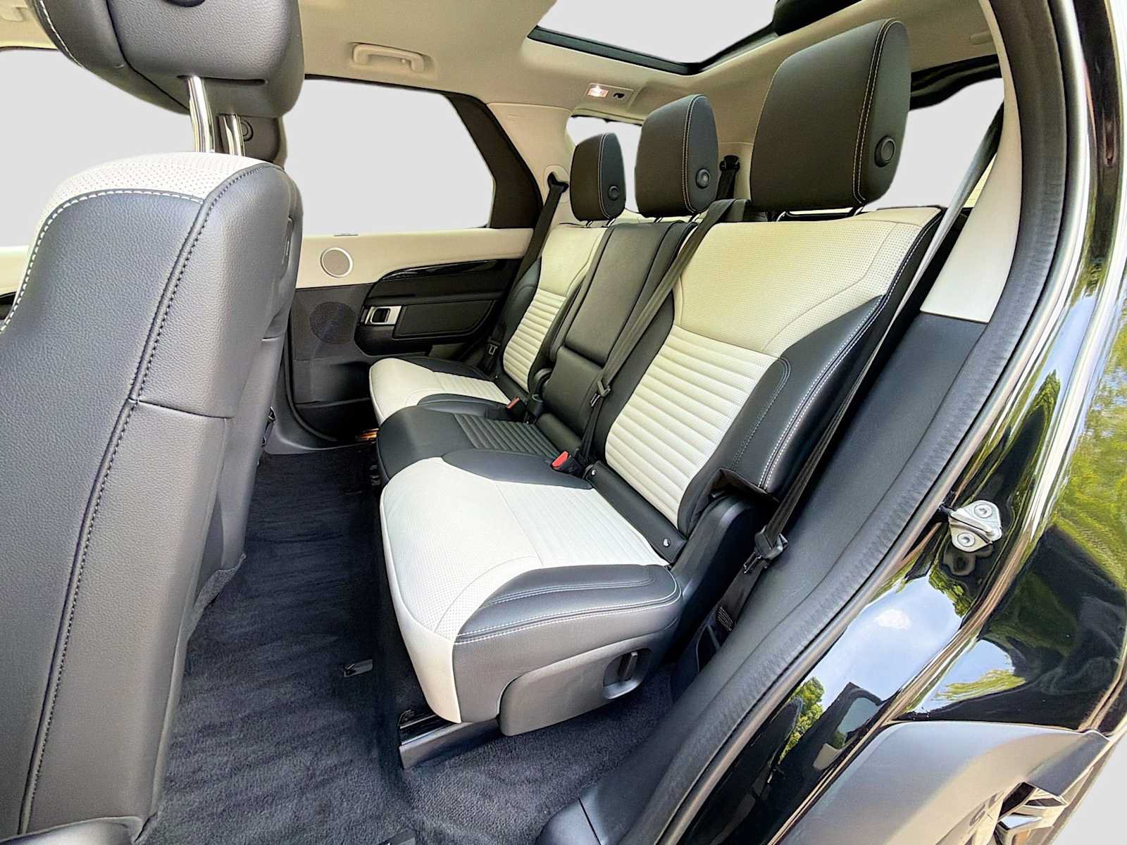 Certified 2025 Land Rover Discovery S AWD/4WD image 16