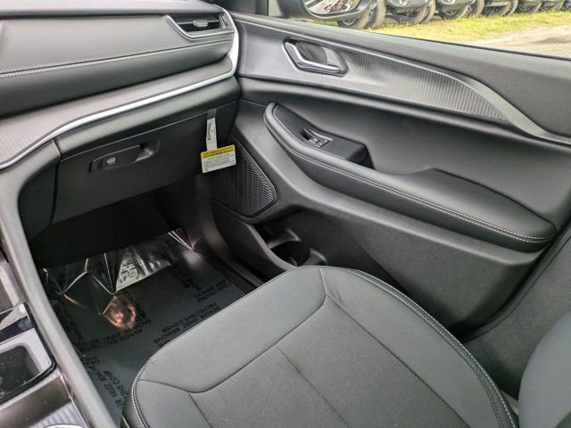 New 2025 Jeep Grand Cherokee L Laredo image 15