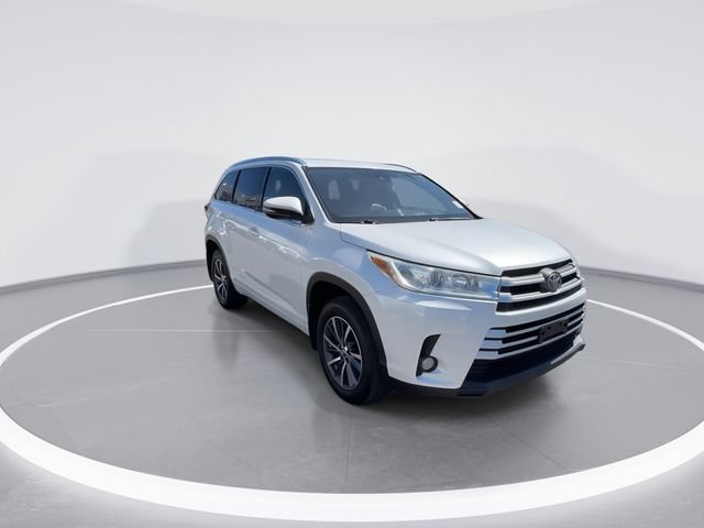 Used 2017 Toyota Highlander XLE AWD/4WD image 2