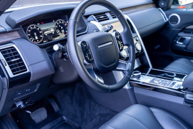 Used 2020 Land Rover Discovery HSE image 30