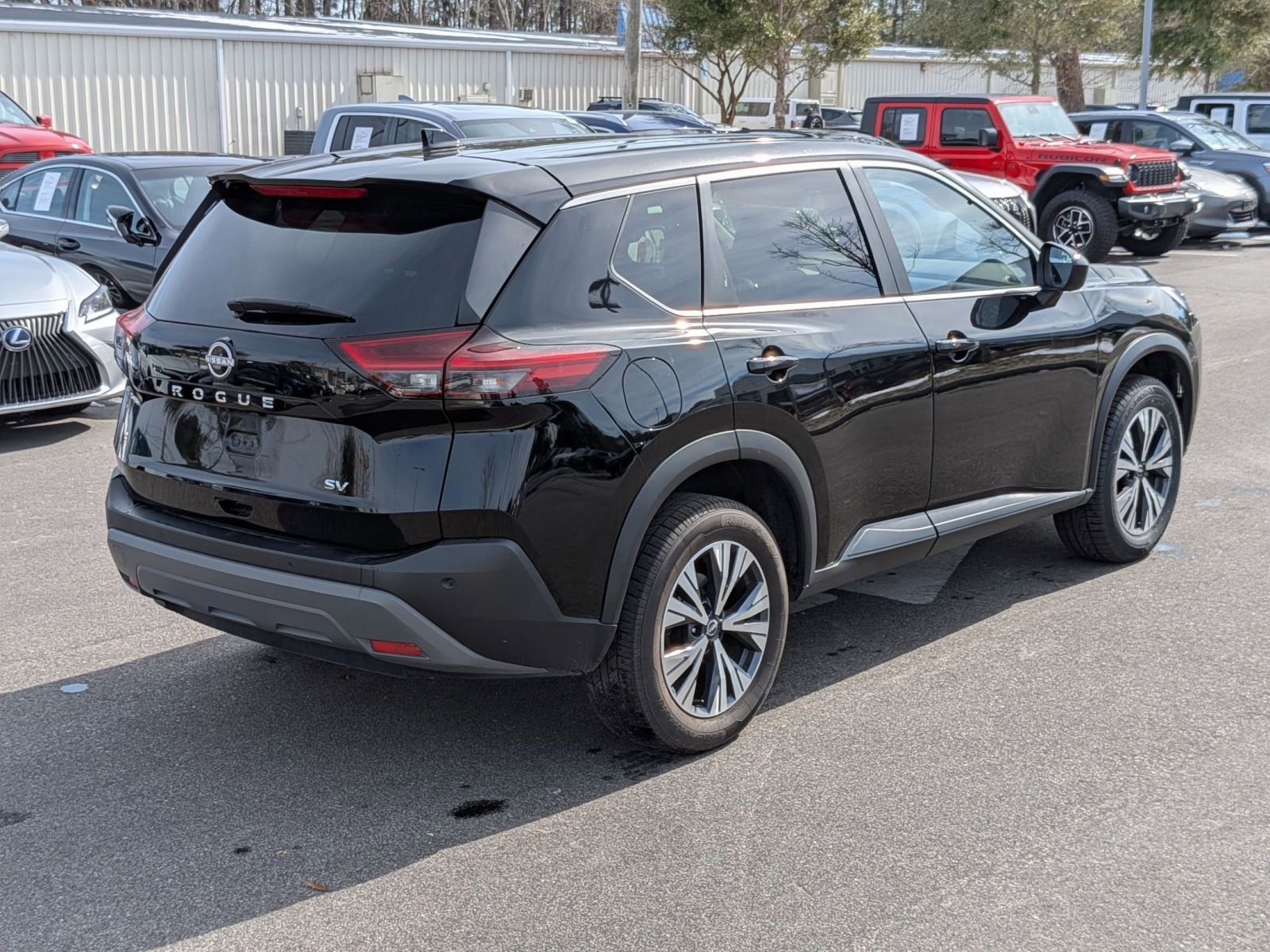 Used 2023 Nissan Rogue SV image 3