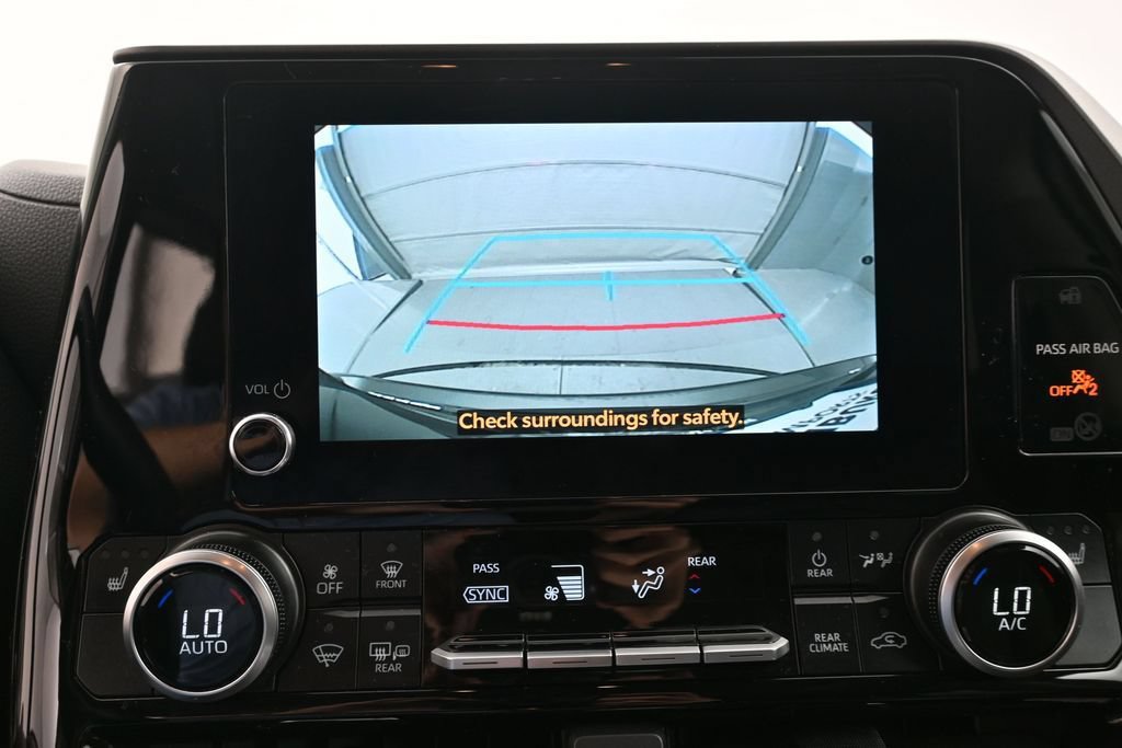 Used 2025 Toyota Highlander XLE AWD/4WD image 13