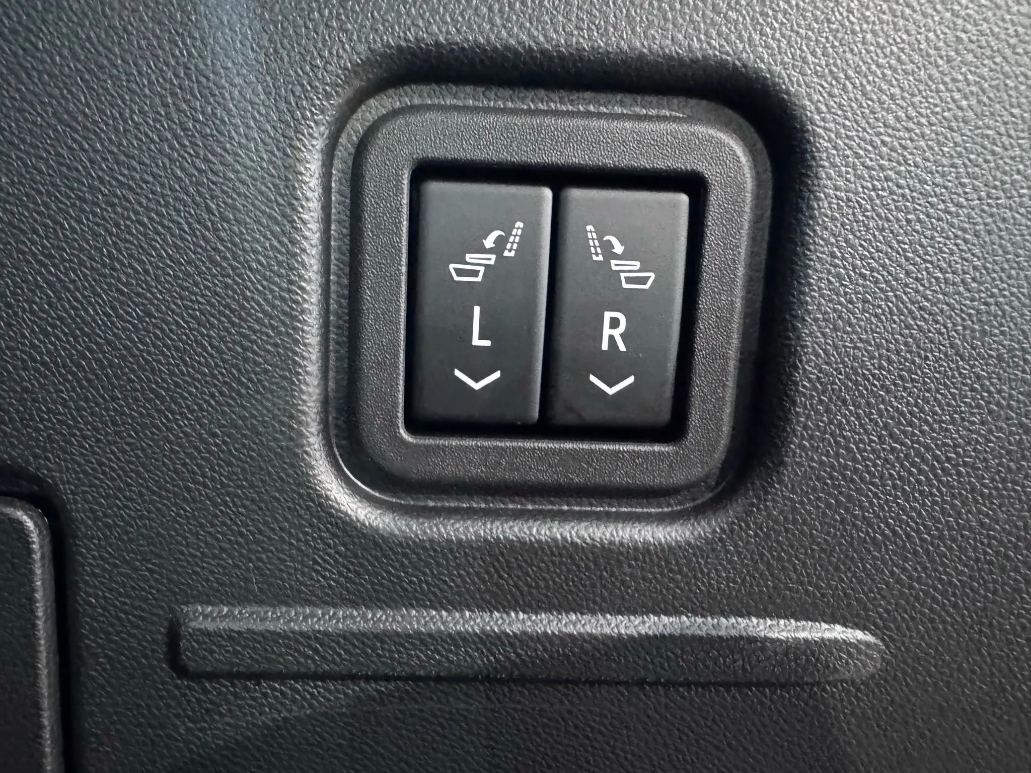 Used 2024 GMC Hummer EV 2X w/ LPO, Illumination Package image 23