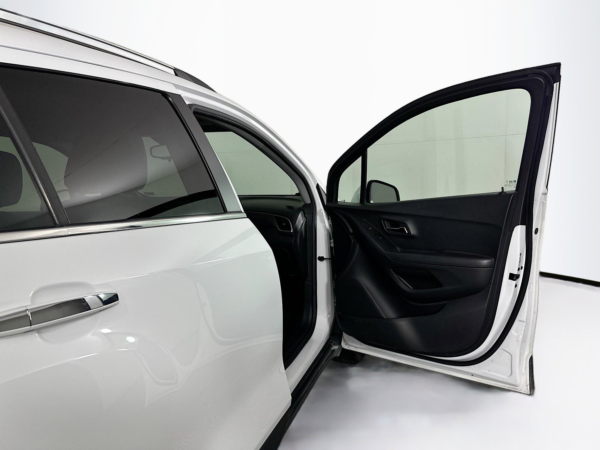 Used 2019 Chevrolet Trax LT w/ LT Convenience Package image 29