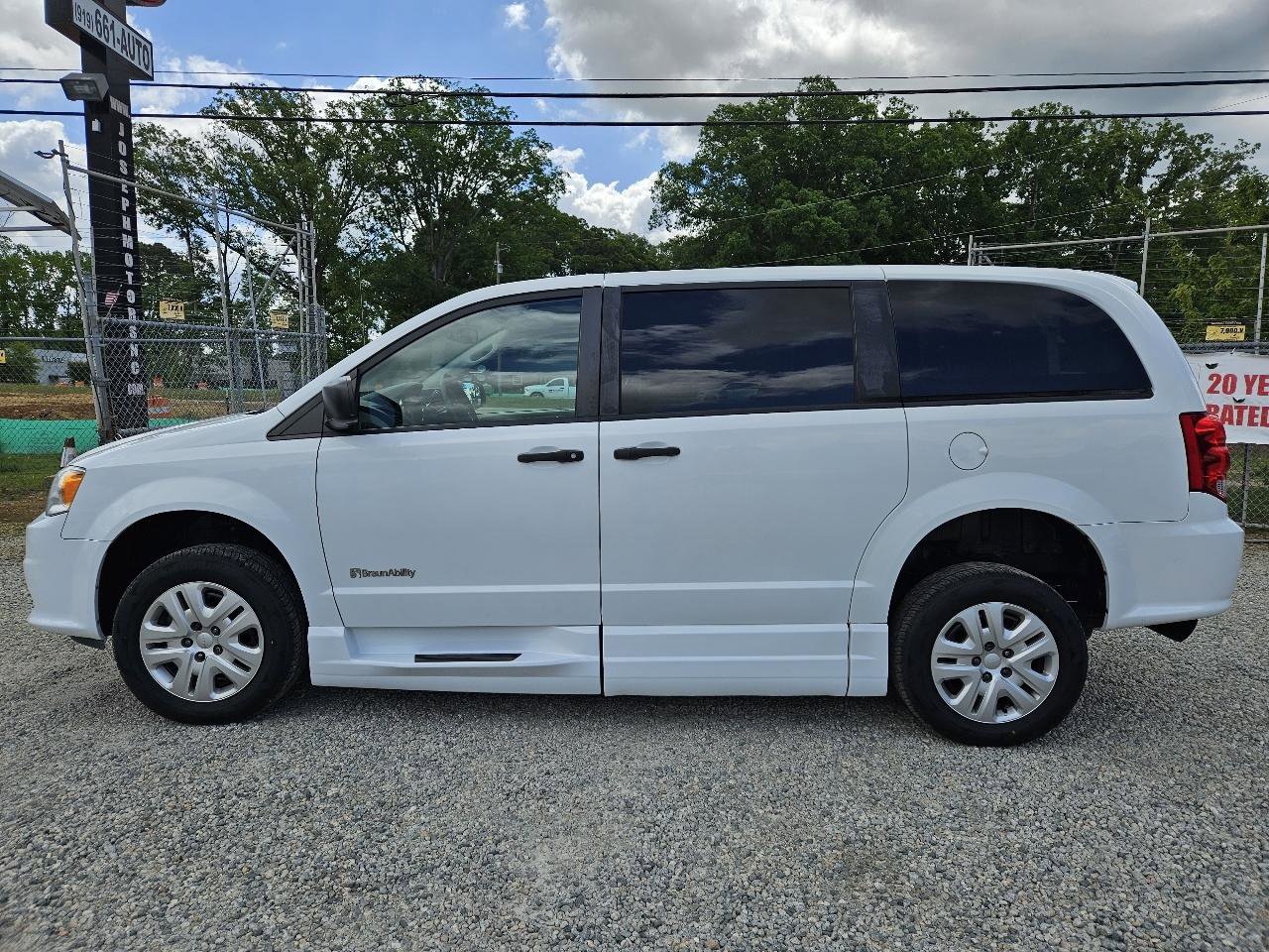 Used 2019 Dodge Grand Caravan SE w/ Power Convenience Group I FWD image 4