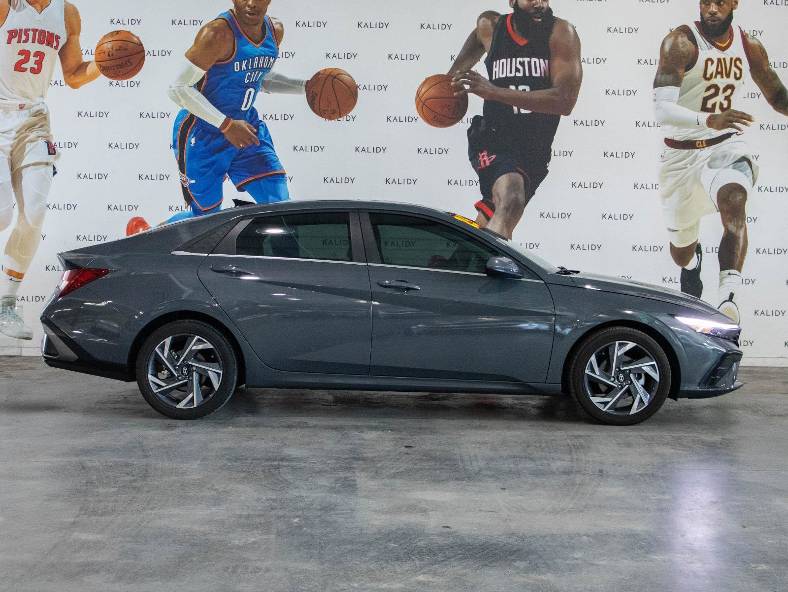 Used 2025 Hyundai Elantra SEL image 19