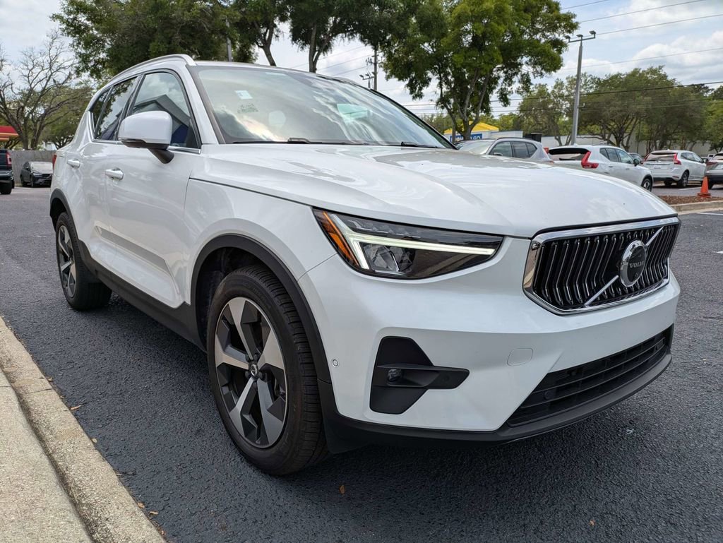 Certified 2023 Volvo XC40 B5 Plus w/ Driver Assist Package AWD/4WD image 8
