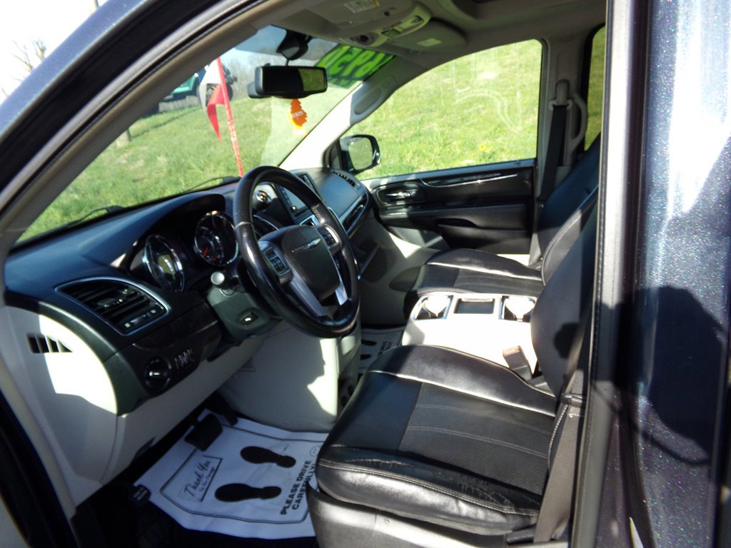 Used 2013 Chrysler Town & Country Touring-L w/ Driver Convenience Group image 6