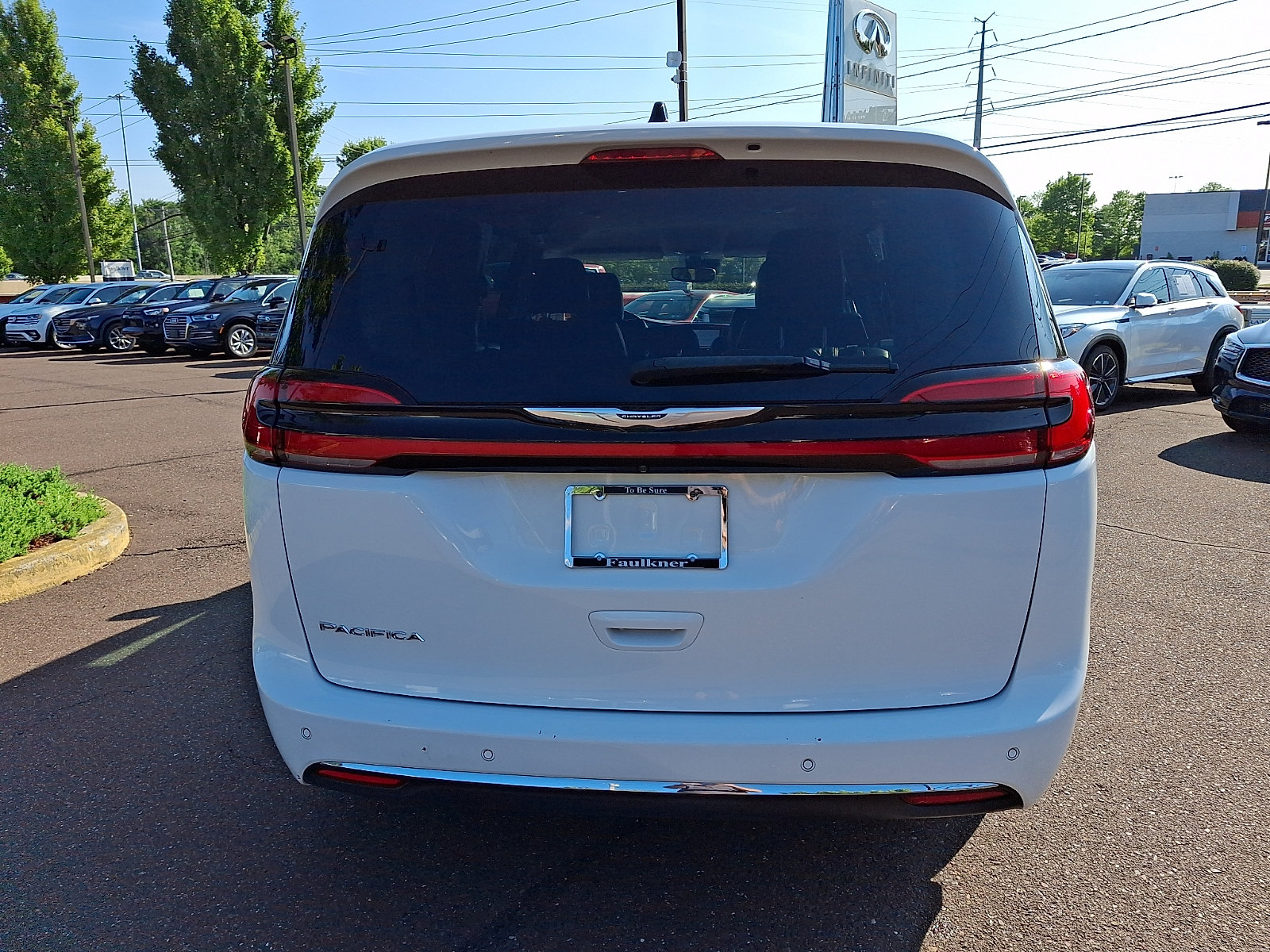 Used 2023 Chrysler Pacifica Touring-L FWD image 5