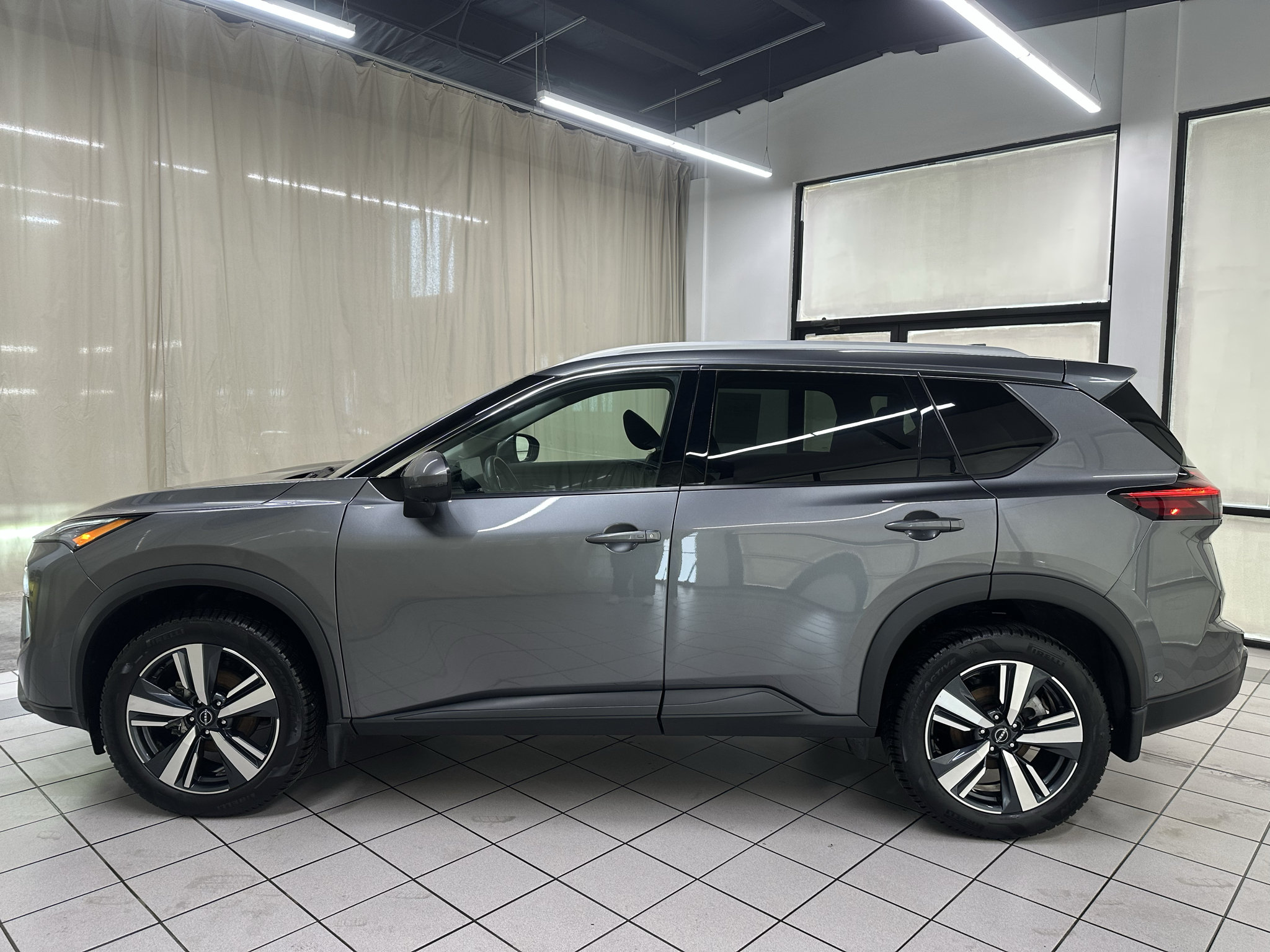 Used 2024 Nissan Rogue SL AWD/4WD image 12