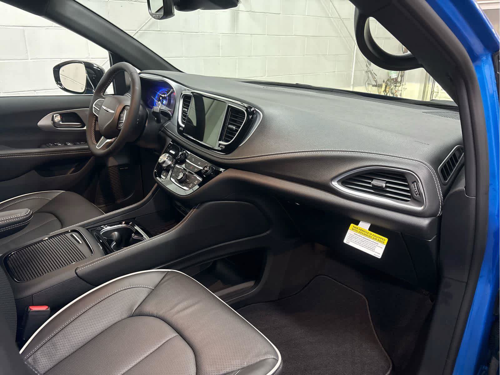 New 2026 Chrysler Pacifica Limited w/ Uconnect Theater Family Group FWD image 6