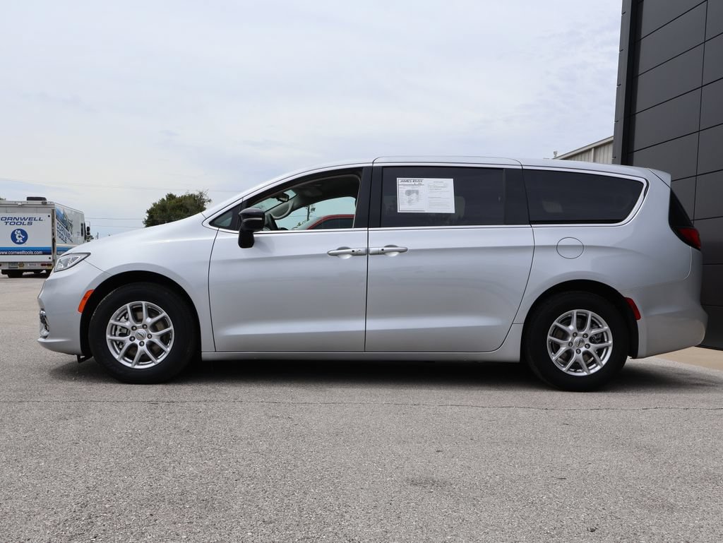 Used 2024 Chrysler Pacifica Touring-L FWD video 2