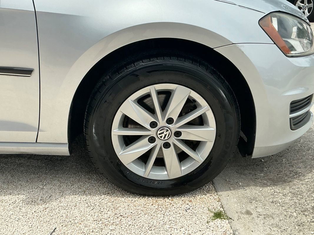 Used 2016 Volkswagen Golf S image 41