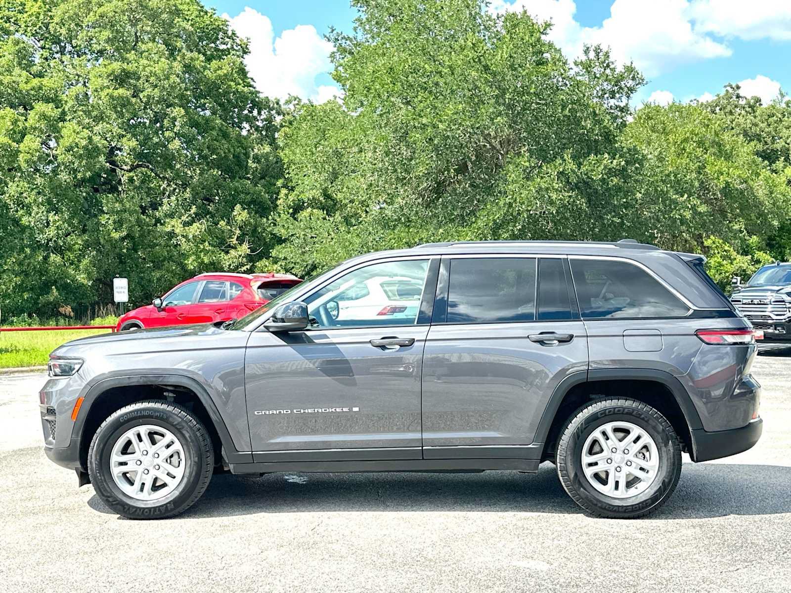 Used 2024 Jeep Grand Cherokee Laredo AWD/4WD image 12