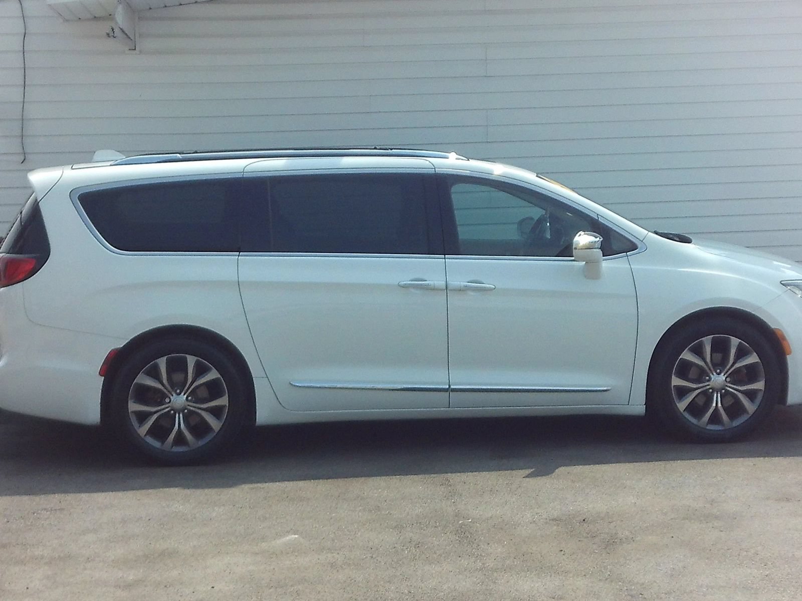 Used 2019 Chrysler Pacifica Limited w/ Tire & Wheel Group FWD image 8