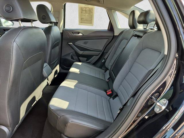 Used 2025 Volkswagen Jetta SE FWD image 19