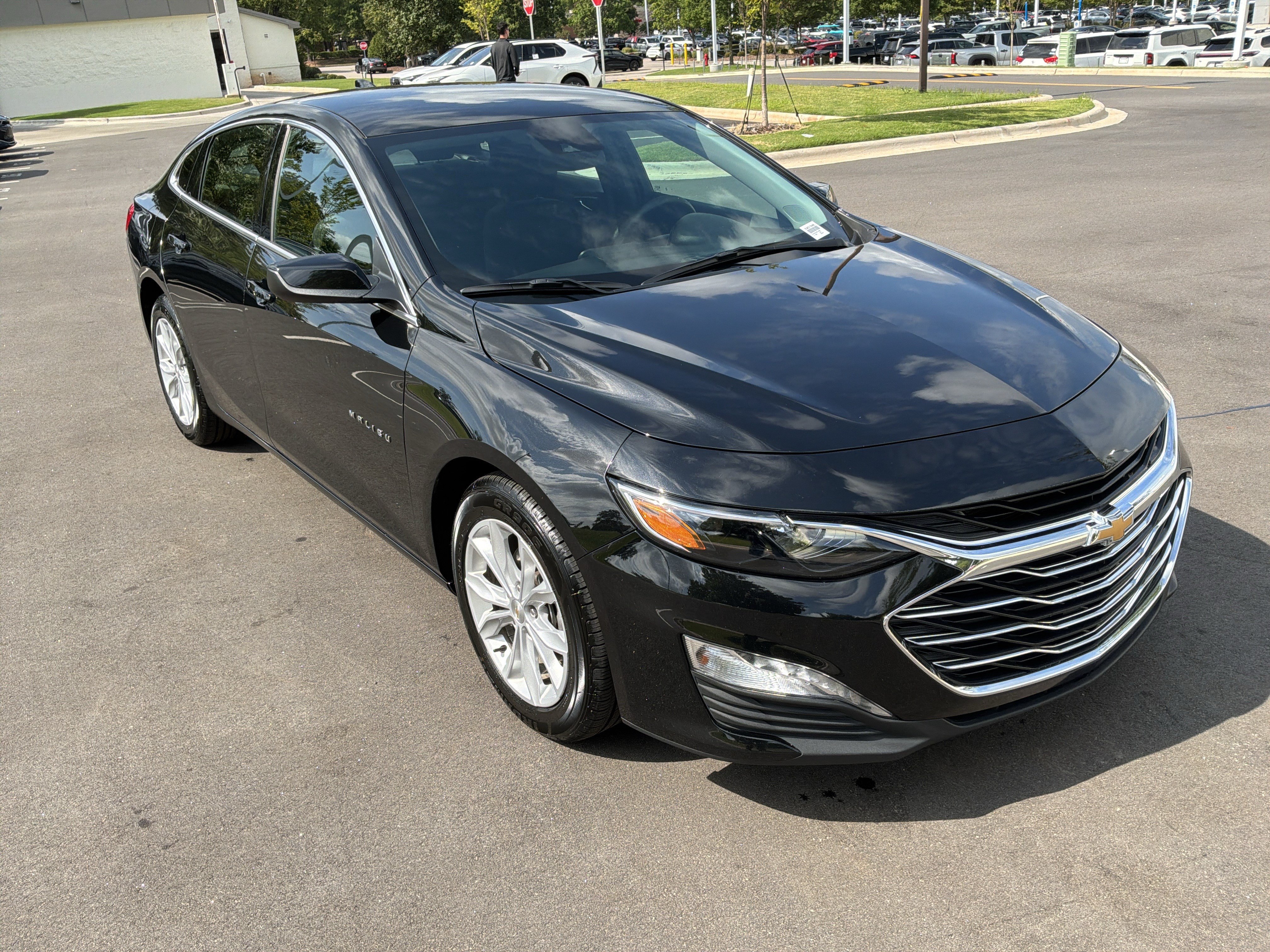 Used 2025 Chevrolet Malibu LT FWD image 2