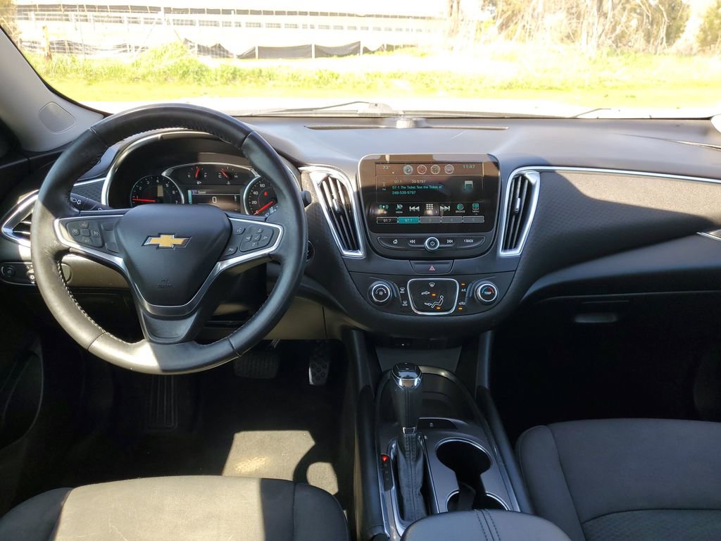 Used 2017 Chevrolet Malibu LT FWD image 13