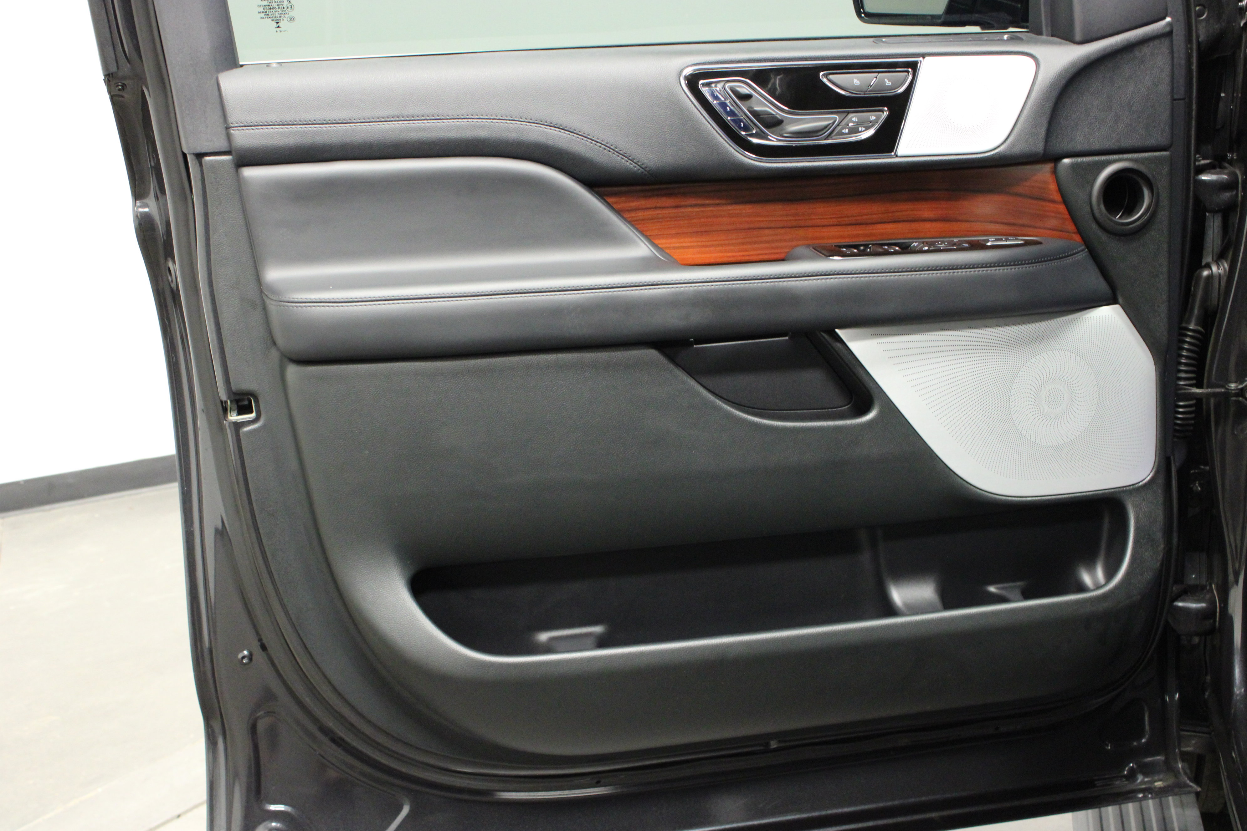 Used 2024 Lincoln Navigator Reserve AWD/4WD image 22